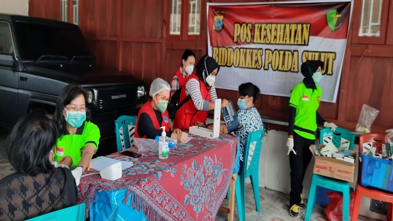 Biddokkes Polda Sulut Gelar Pelayanan Kesehatan Gratis Korban Banjir di Karombasan Utara
