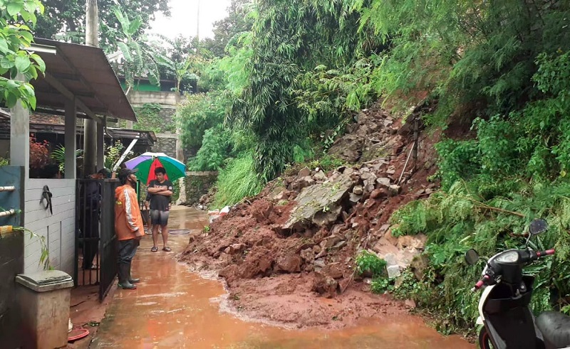 Turap Setinggi 4 Meter di Perumahan Jati Asri Bekasi Longsor, Begini Kesaksian Warga