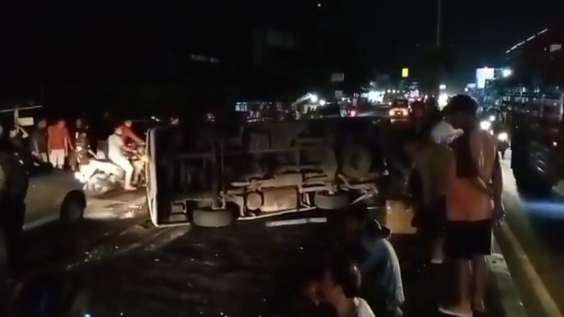 Hindari Motor, Elf Terguling di Pantura Cirebon, Penumpang dan Sopir Luka-luka