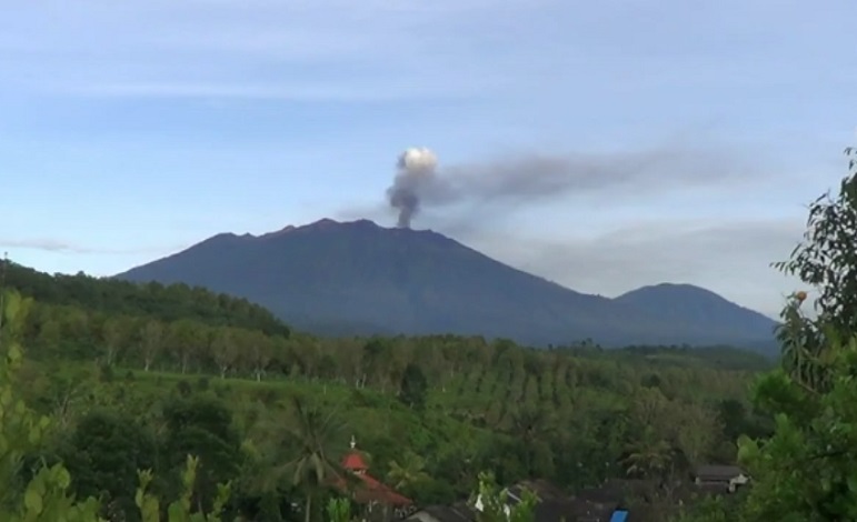 Gunung Raung Alami Gempa Tremor, Dentuman Terdengar dari Jarak 16 Km 