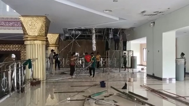 Tak Ada Hujan dan Angin, Atap Plafon Masjid Islamic Center Indramayu Roboh