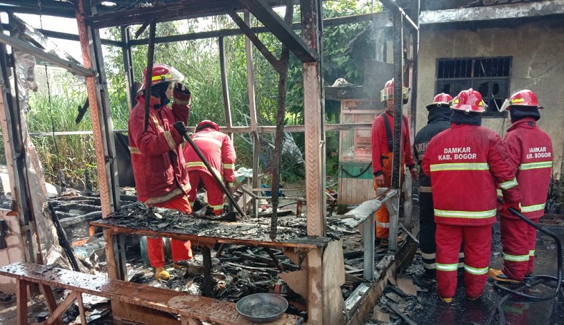 Pom Mini Korsleting Listrik, Rumah di Bogor Terbakar