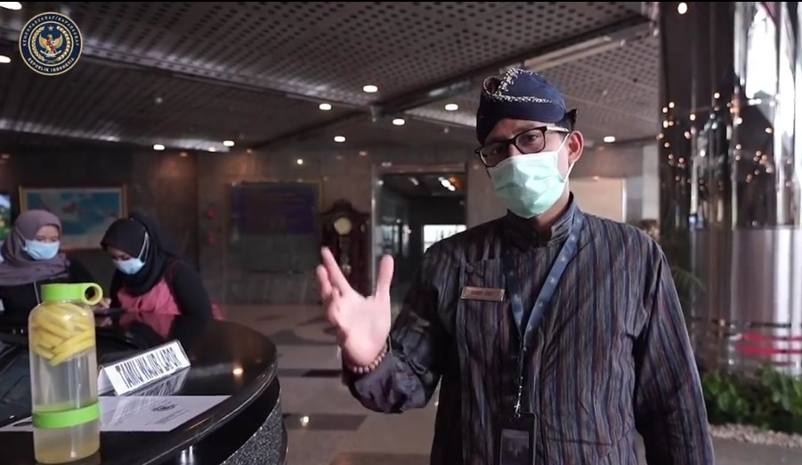 Pakai Blangkon dan Surjan, Sandiaga Uno: Semoga 2021 Jadi Titik Terang Kebangkitan Pariwisata dan Ekonomi Kreatif