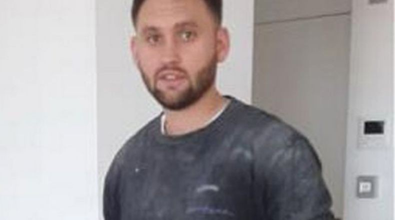 Gara-Gara Pandemi, Pilot Ini Banting Setir Jadi Tukang Bangunan