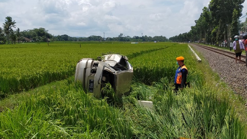 Asyik Dengar Musik Pakai Headset saat Mengemudi, Sopir Tewas Dihantam KA di Malang