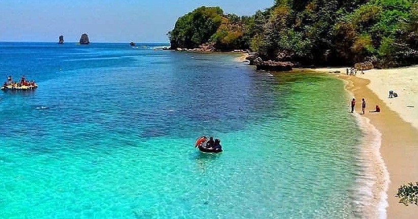Menjelajahi Pantai Tiga Warna Malang, Pasir Putih dan Bawah Lautnya Eksotis