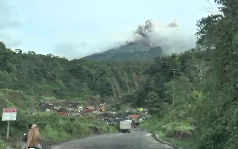 Merapi Masih Luncurkan Awan Panas, Warga Nekat Beraktivitas di Penambangan Pasir