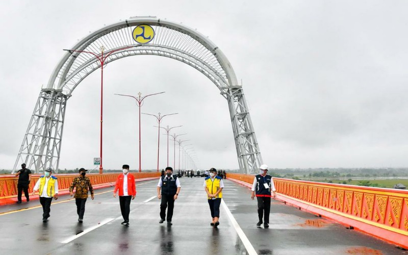Herman Deru Unggah Foto Bareng Presiden di Jembatan Ogan, Netizen Singgung Pemerataan  