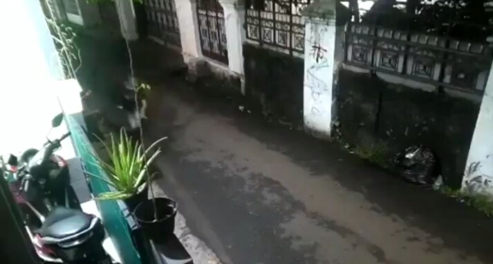 Terekam CCTV,  Aksi Jambret HP ke Anak-Anak Main Game di Condet