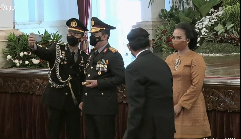 Siapa Polisi Berpangkat AKP Selfie Bareng Jenderal Listyo Sigit usai Pelantikan? Ternyata Ring 1 Istana