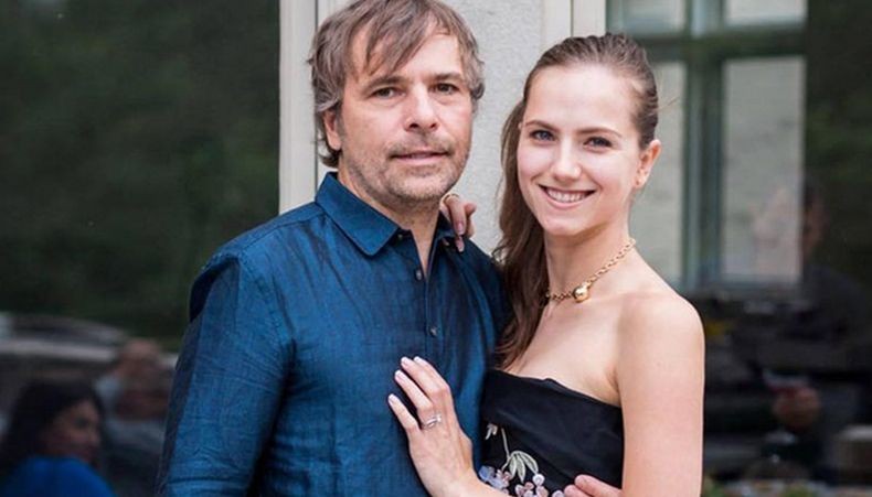 Jutawan Ini Rela Nyamar Jadi Petugas Kebersihan dan Terbang 1.600 Km demi Vaksin Covid-19