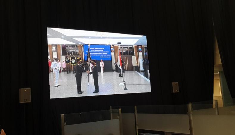 Jenderal Idham Azis Serahkan Panji Tribrata Polri ke Kapolri Listyo Sigit