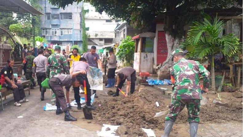 Kodim 1309 Manado Bantu Bersih-Bersih Sarana Umum Tertimbun Lumpur akibat Banjir