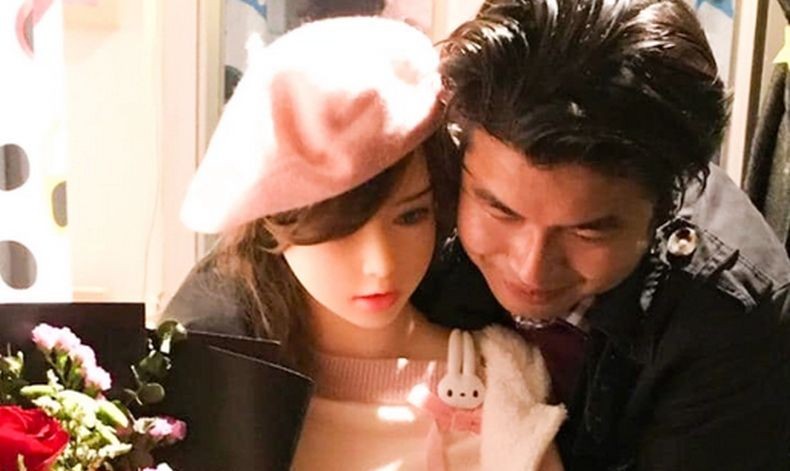 Pria Ini Tunangan dengan Boneka Seks, Beri Hadiah Smartphone dan Pakaian Mahal