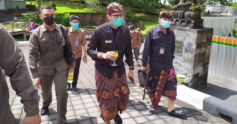 Sandiaga Uno Resmi Berkantor di Bali dan Disuguhkan Jamu Loloh Cemcem