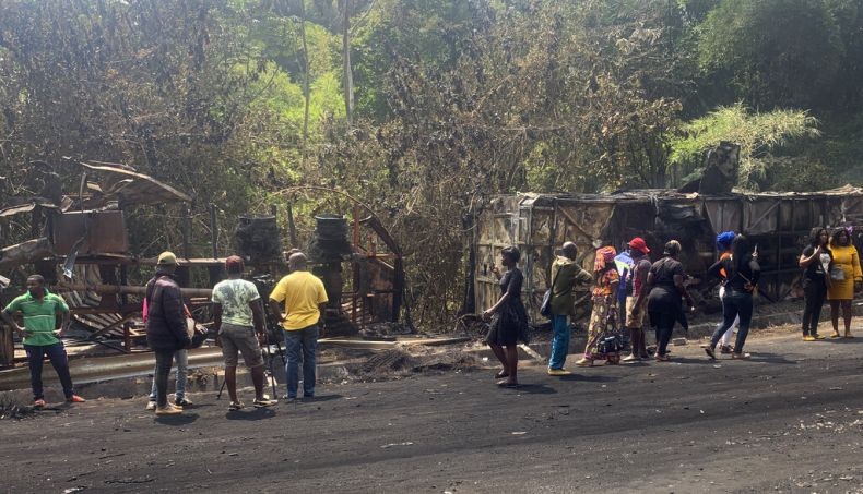 Truk Tangki Bahan Bakar Tabrak Bus Penuh Penumpang, 53 Orang Tewas