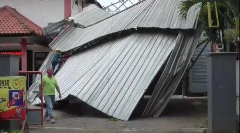 Diterjang Angin Kencang, Atap Dermaga Wijayapura Nusakambangan Rusak 