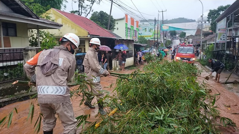Longsor Terjang Cicalengka, Brimob Polda Jabar Bantu Warga Bersihkan Jalan