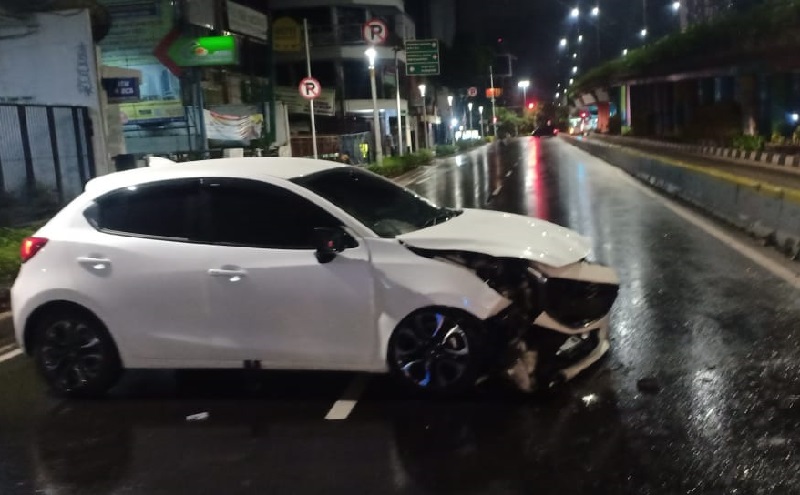 Mobil Tabrak Separator Busway di Kwitang, Pengemudi Terluka