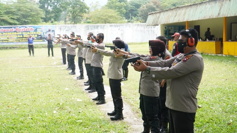 Asah Kemampuan, Anggota Ditlantas Polda Sumbar Latihan Menembak