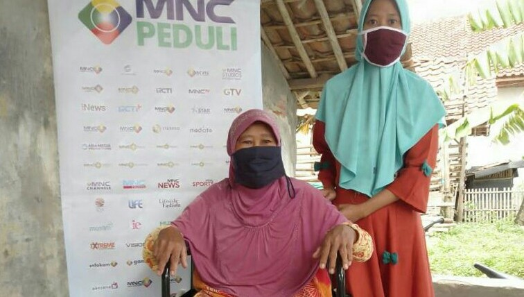 MNC Peduli Beri Bantuan Kursi Roda ke Lansia di Muara Gembong 