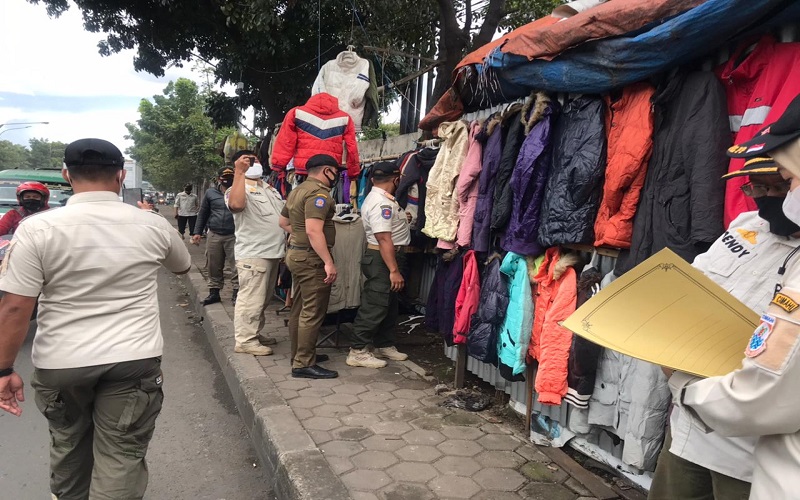 Satpol PP Kota Cimahi Bubarkan PKL yang 