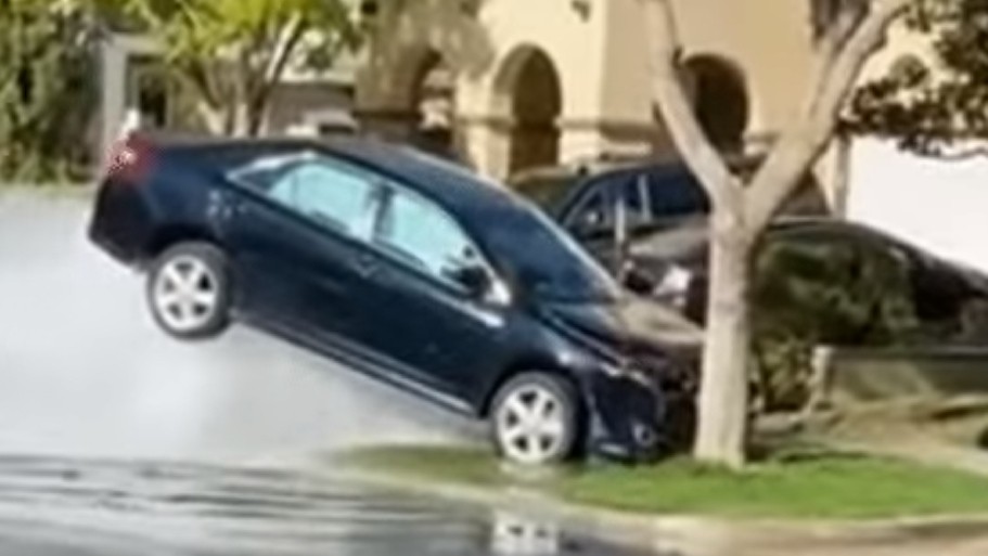 Tabrak Hydran di Trotoar, Mobil Toyota Camry Ini Terbang Tersembur Air 