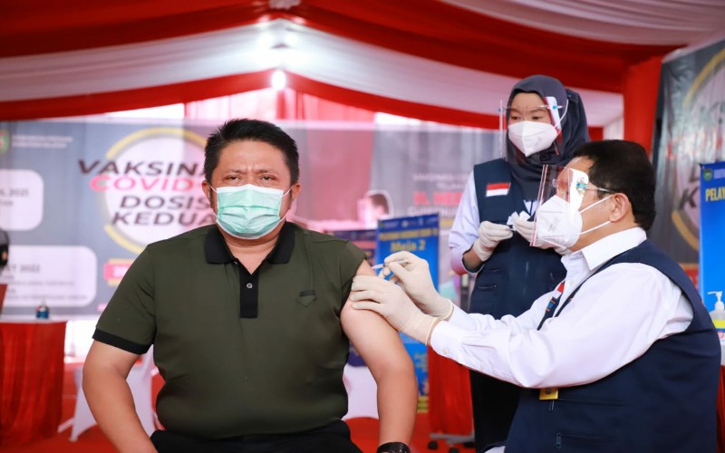 2 Kali Disuntik Vaksin, Herman Deru: Tak Ada Alasan untuk Ragu