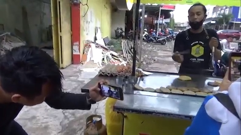 Viral di Medsos, Penjual Burger di Makassar Selalu Gombali Pelanggan Perempuan
