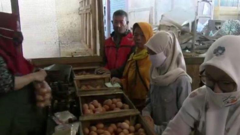 Harga Telur Ayam Turun di Pasar Kajen Pekalongan, Omzet Pedagang Naik 