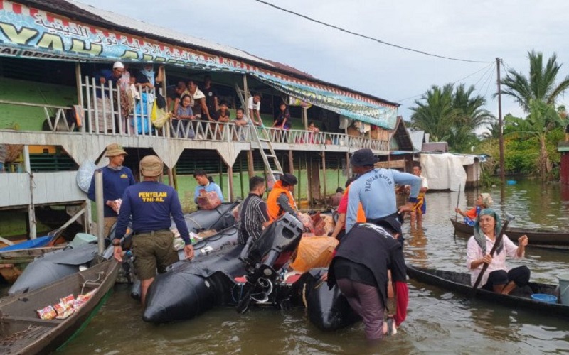 TNI AL Gunakan Perahu Karet Tembus Daerah yang Masih Tergenang Banjir di Kalsel