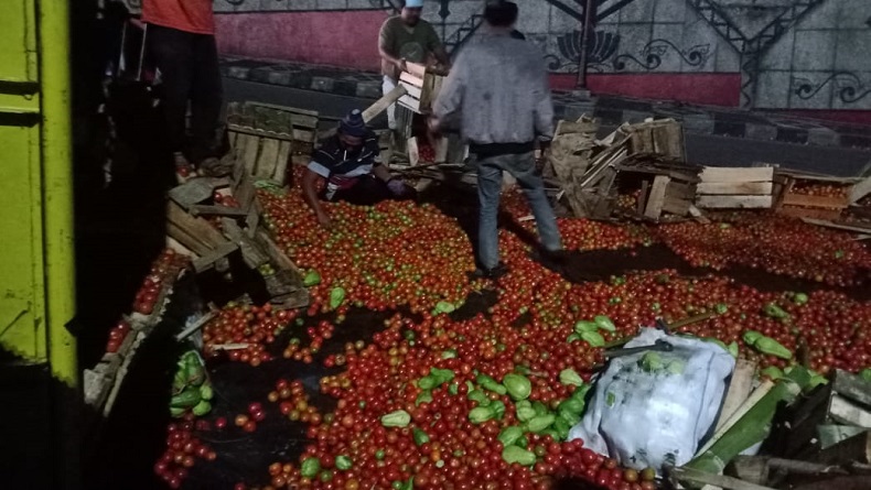 Apes, Truk Terguling di Depan SPBU, 6,5 Ton Tomat dan Sayur Berserakan di Jalan