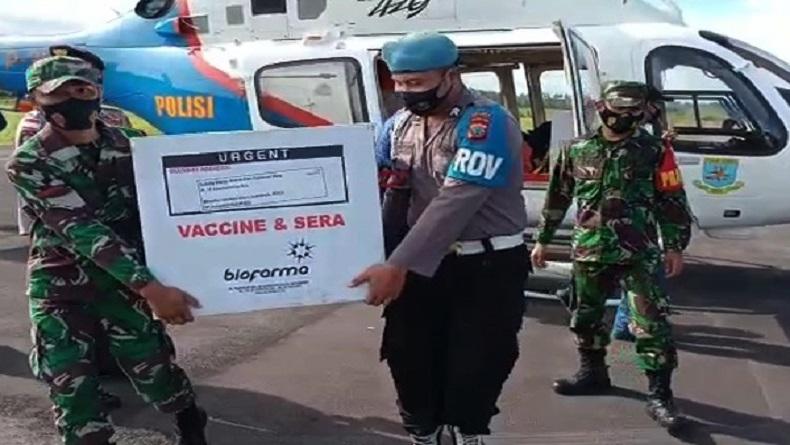 Helikopter Baharkam Polri Distribusikan Vaksin Covid-19 ke Kepulauan Sangihe