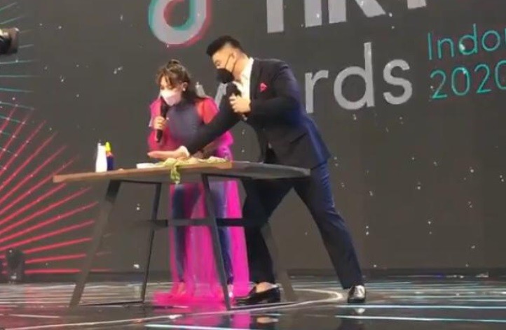 Kocaknya Chef Arnold Bareng Ayu Dewi Jadi Pembaca Nominasi TikTok Awards Indonesia