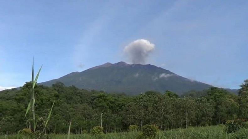 Gunung Raung Meletus Hari Ini, Hujan Abu Guyur Sejumlah Desa di Jember