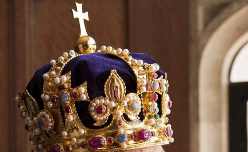 Hilang 4 Abad, Potongan Mahkota Raja Inggris Senilai Rp38 Miliar Ditemukan Terkubur di Bawah Pohon