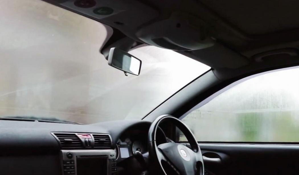 Pandangan Terganggu di Musim Hujan, Perhatikan Kondisi Kaca Film Mobil