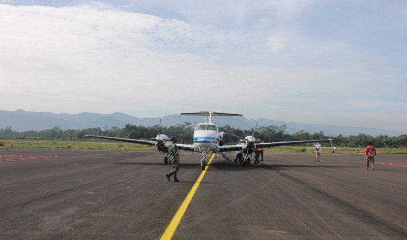 Penampakan Pesawat Mendarat Perdana di Bandara JB Soedirman Warasaba Purbalingga