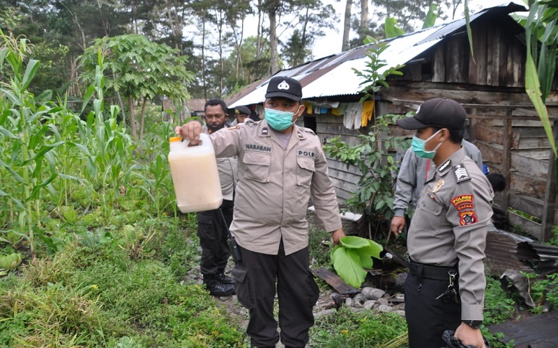 Razia di Akhir Pekan, Polres Jayawijaya Sita Ratusan Liter Miras Jenis Ballo