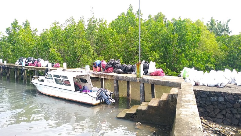 Pulau Bunaken Dipenuhi Sampah, 425 Karung Berhasil Dikumpulkan