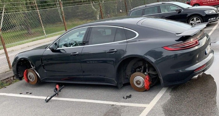 Diparkir 2 Hari, Ban Mobil Mewah Porsche Panamera Ini Hilang Dicuri