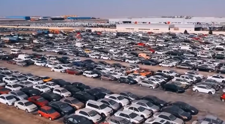 Banyak Mobil Mewah Dibiarkan Jadi Bangkai di Dubai, Ini Penyebabnya