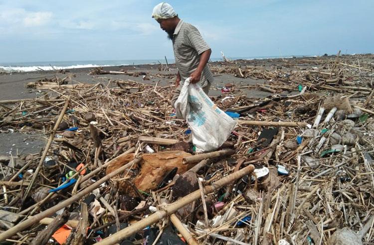 Pantai Trisik Kulonprogo Dipenuhi Sampah dari Banjir Kiriman