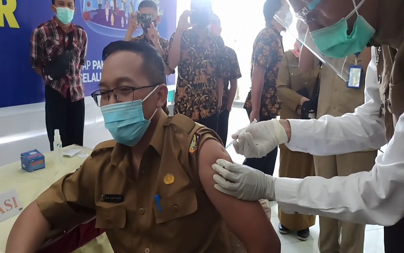 Vaksinasi Covid-19 Perdana di Lombok Timur, Sekda: Tak Terasa, Lebih Sakit Suntik Vitamin