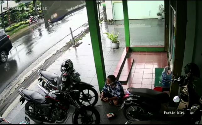  Detik-Detik Nasabah Bank Meninggal Dunia Terekam CCTV di Tasikmalaya