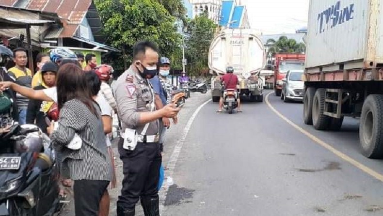 Tragis, Balita Tewas Dilindas Truk usai Terjatuh dari Gendongan Ayahnya