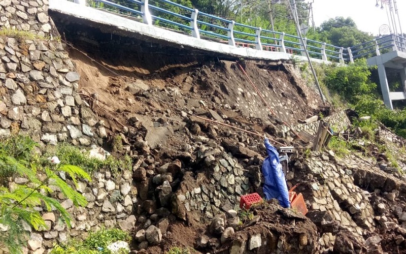 Fondasi Jalan Wisata Senggigi View Ambles Sedalam 10 Meter