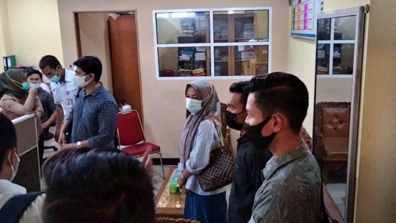 Istri DPO Kasus Judi Solok Selatan yang Ditembak Mati Sambangi Mapolda Sumbar