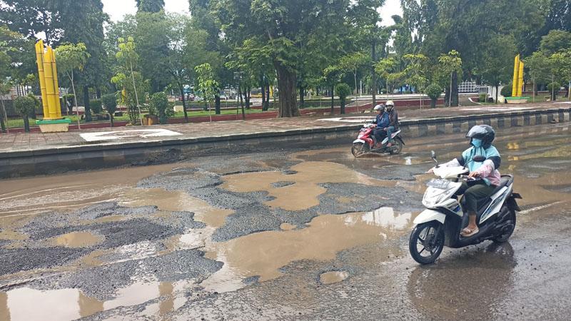 Waspada, Jalur Pantura Pekalongan Rusak Parah dan Berlubang Akibat Banjir