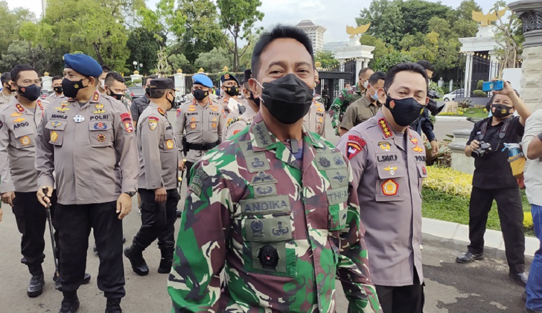 Bertemu KSAD Jenderal Andika, Kapolri Diajak Keliling Mabesad